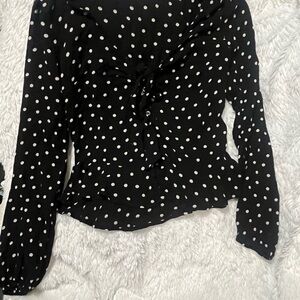 Abercrombie & Fitch Polka Dot black Print Tie Front Long Sleeve
Top Size XS